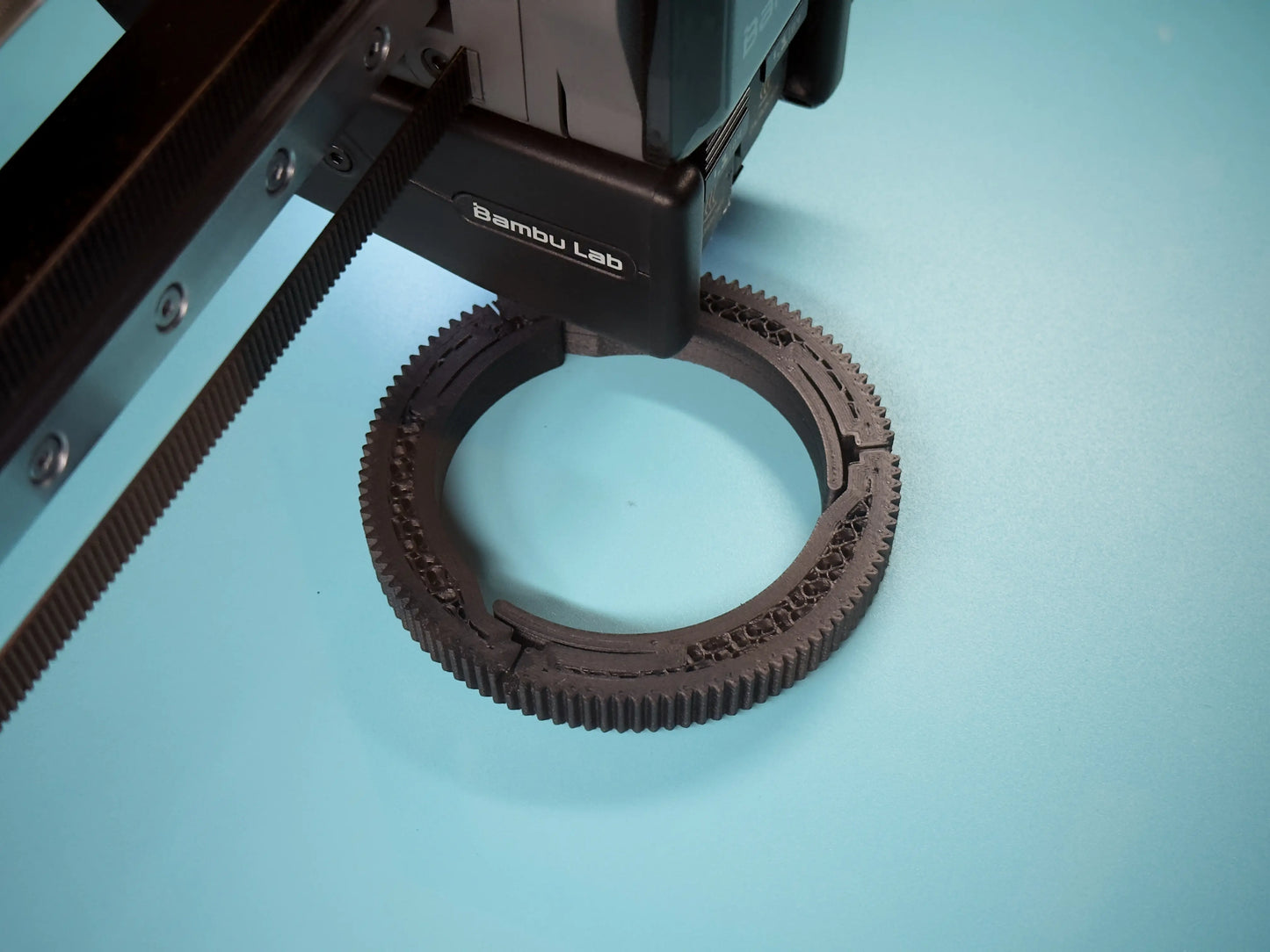 Ein follow focus ring wird gerade 3D gedruckt in einem H2D drucker von Bambu Lab.