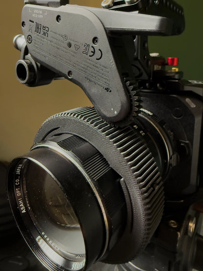 Follow Focus Ring auf einer Super Takumar Linse mit einem Focus Motor 