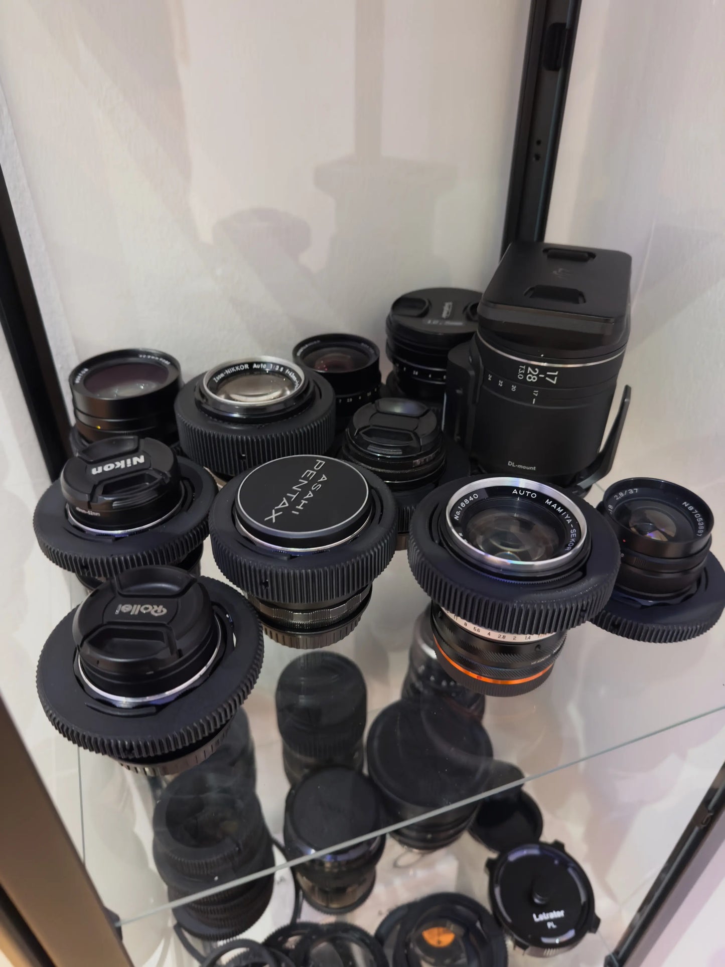 Vintage linsen mit follow focus rings installiert in einer Glasvitrine