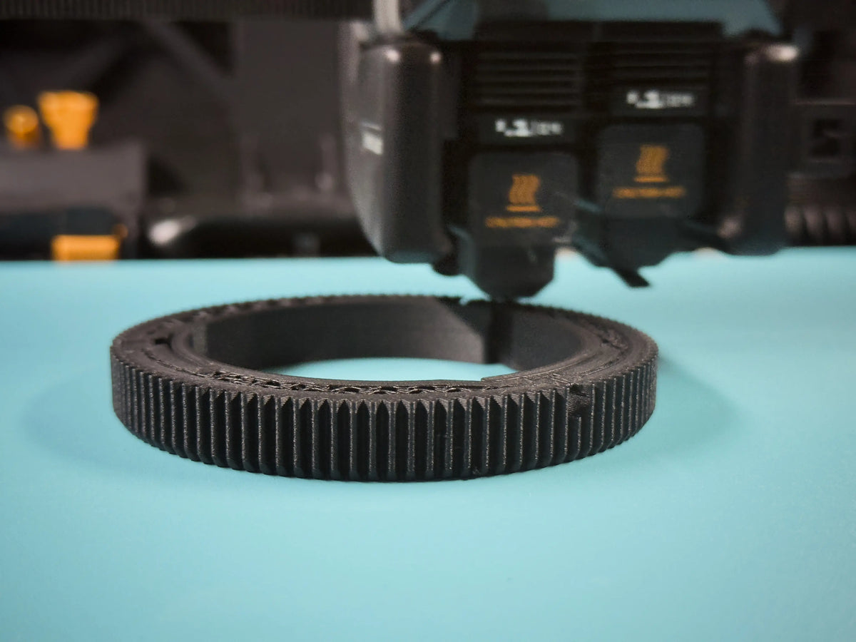 Ein follow focus ring wird gerade 3D gedruckt in einem H2D drucker von Bambu Lab.