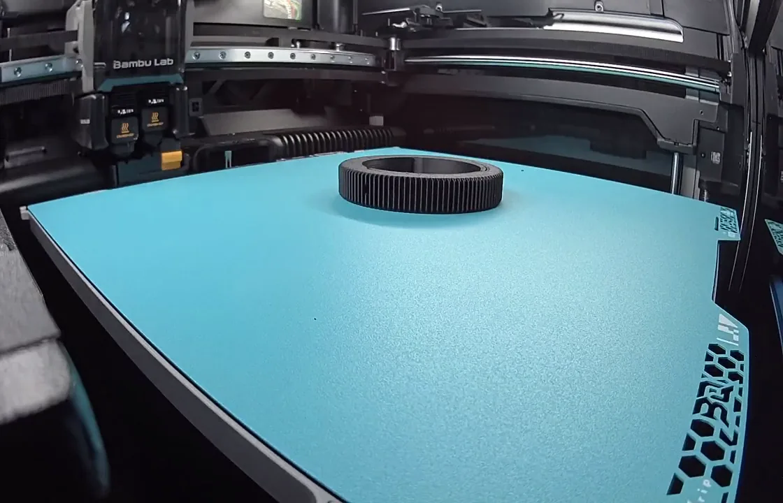 A focus ring on the print bed of a 3D printer
